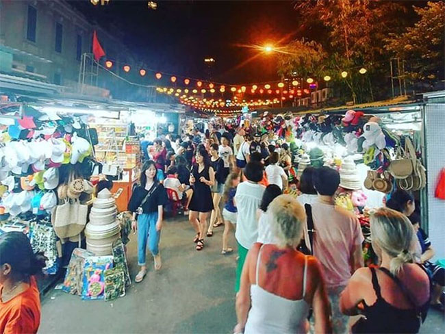 Tham quan chợ đêm Thủ Dầu 1 để tham quan khu mua sắm sầm uất
